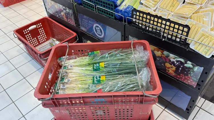 量販店各類蔬菜持續補貨中。家樂福提供