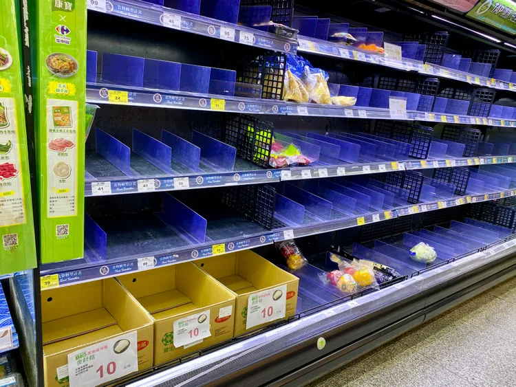 民眾趕在颱風登陸前搶購蔬菜，就連非葉菜類的金針菇也見底售罄。莊偉祺攝