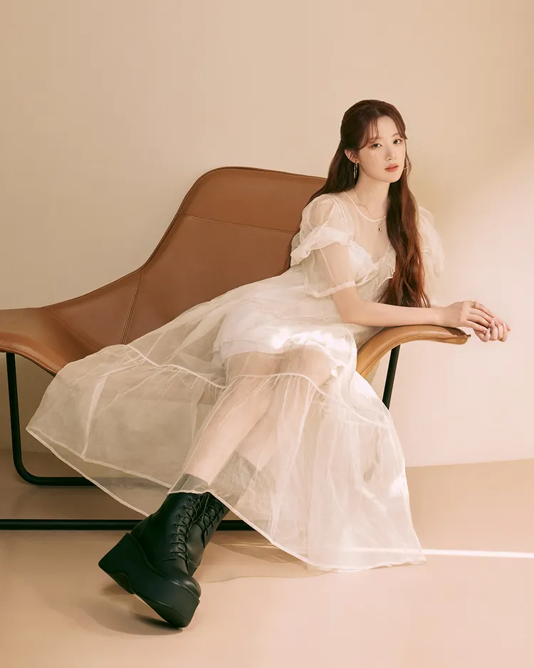 舒華以仙氣洋裝搭配「K-pop女團風超厚底綁帶短靴」。品牌提供