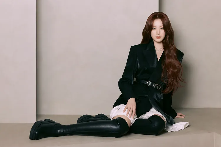 舒華以簡約黑白造型搭配「踩雲感氣墊瘦瘦膝上靴」。品牌提供