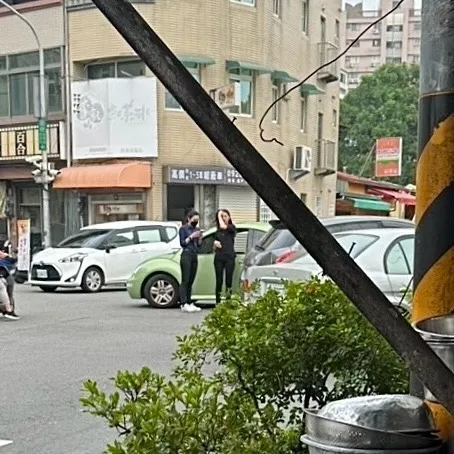 正妹在嘉義市保健街和義教路口發生車禍，被路人認出。翻攝threads