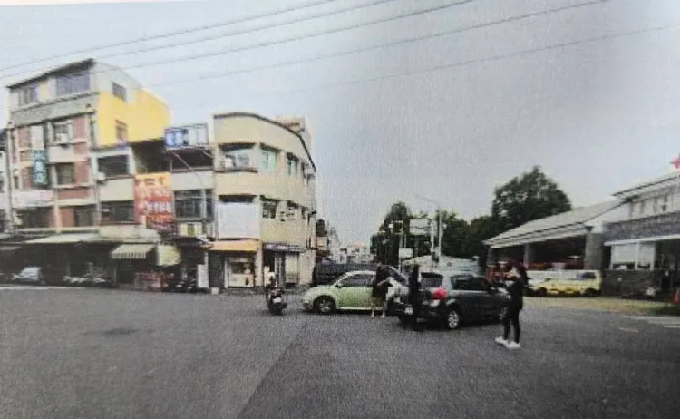 嘉義好市多正妹店員出車禍，竟是被酒駕婦人違規撞上。民眾提供
