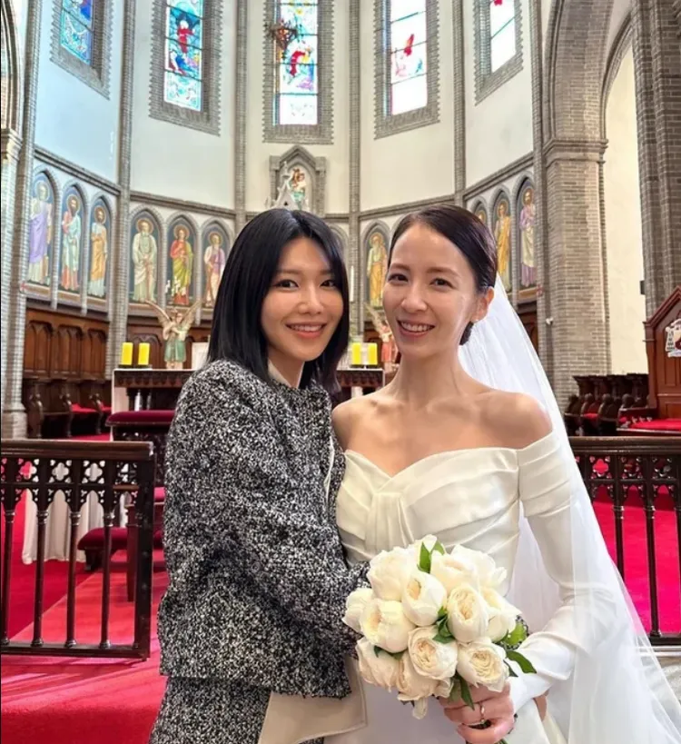 金東旭的老婆（右）Stella Kim曾是「少女時代」的預備成員，秀英去年參加2人的婚禮獻祝福。翻攝秀英IG