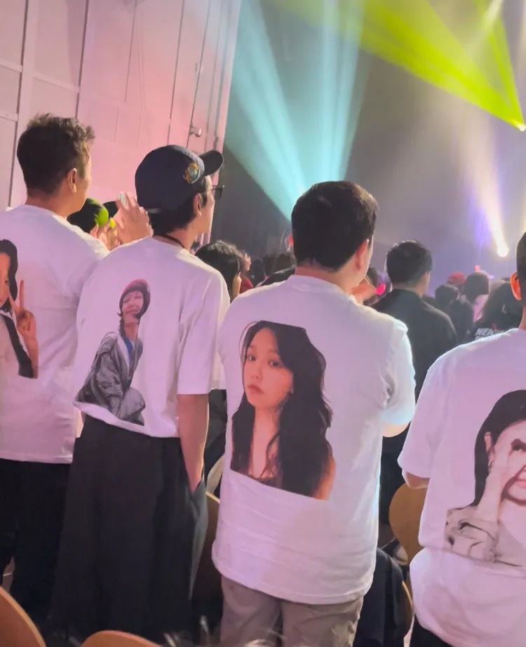 鄭敬淏（左二）與3名朋友穿上印有秀英肖像的T恤，十分吸睛。翻攝X（推特）