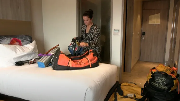 登山客在出發前整理行李。翻攝自Sharjah24 News