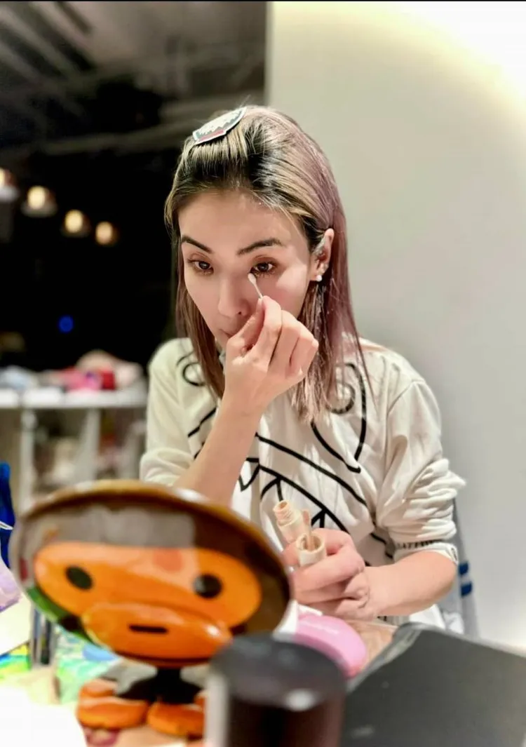 徐小可今天下午原本開心化妝，準備北上看劉德華演唱會。翻攝白吉勝&徐小可 Love 白宮這一家 Pai's Family