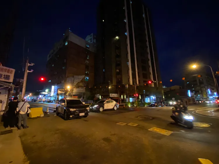 交管將實施至大樓女兒牆完成改善安全無虞為止。民眾提供