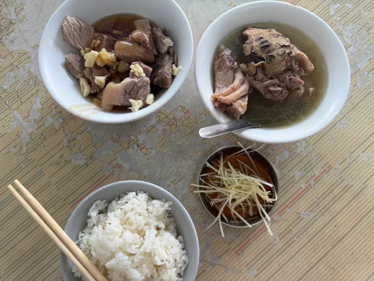 網友表示4人沒點多少東西，就收費1600元，直呼「被當盤子」。非當事人照，示意圖