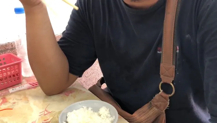 有常客表示，業者應該不會對觀光客亂灌水，砸自家招牌。民眾提供