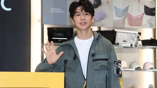 林郁婷登國慶晚會領唱國歌　「小手手」一舉動洩當下心境