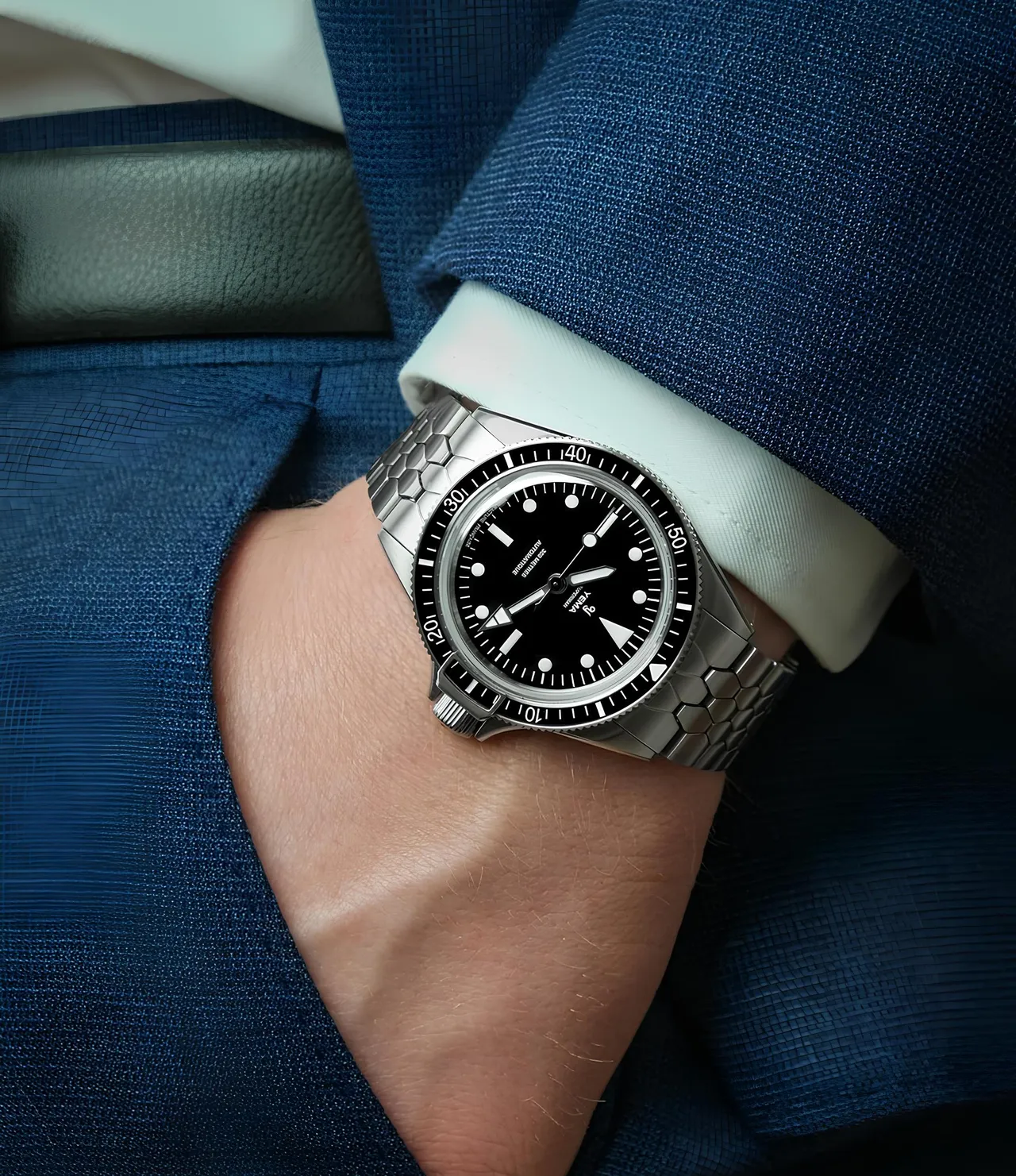 YEMA終極野馬超人限量腕錶,316L精鋼錶殼,標誌性超人錶盤,新魚鱗紋纖薄錶帶,CMM.10自製機芯,動力儲存70小時,防水深度300米,限量1948只,7萬8800元。品牌提供