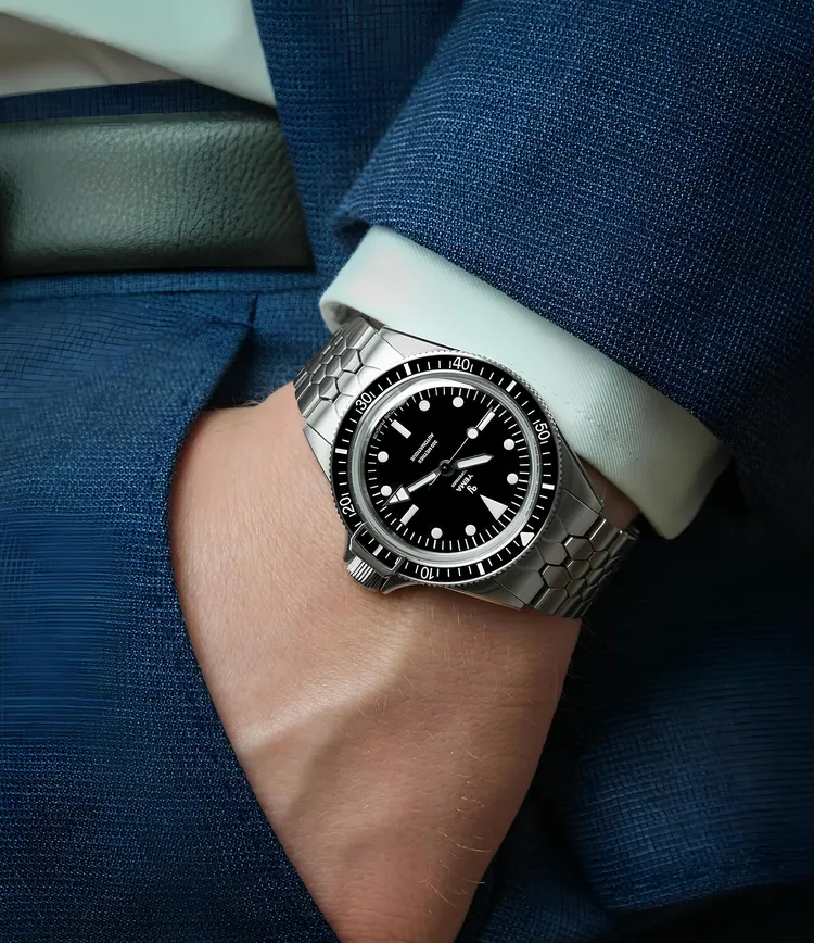 YEMA終極野馬超人限量腕錶，316L精鋼錶殼，標誌性超人錶盤，新魚鱗紋纖薄錶帶，CMM.10自製機芯，動力儲存70小時，防水深度300米，限量1948只，7萬8800元。品牌提供