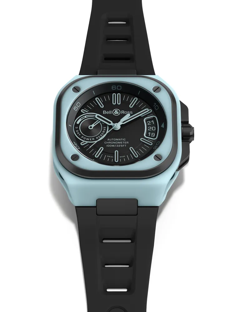 Bell & Ross BR-X5 Blue Lum腕錶，41mm，DLC處理微噴砂2級鈦金屬錶殼，霧面黑錶盤，鏤空黑色橡膠錶帶，BR-CAL.323自動上鍊機械機芯，動力儲存70小時，防水深度100米，限量500只，45萬3000元。品牌提供