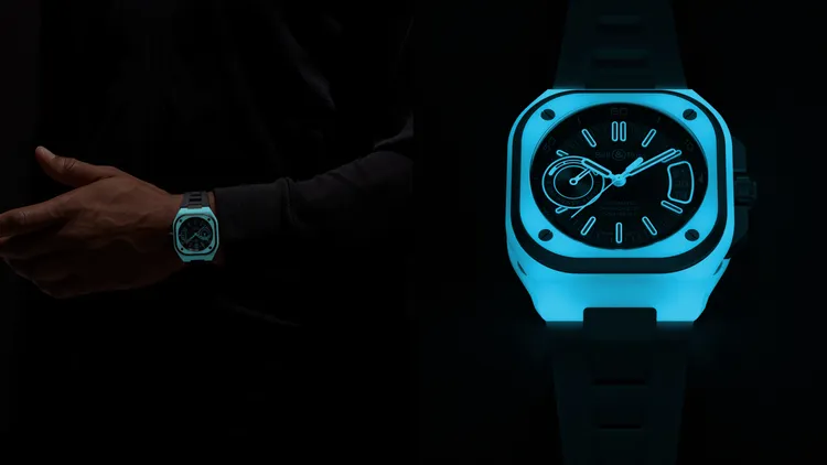 Bell & Ross BR-X5 Blue Lum腕錶，41mm，DLC處理微噴砂2級鈦金屬錶殼，霧面黑錶盤，鏤空黑色橡膠錶帶，BR-CAL.323自動上鍊機械機芯，動力儲存70小時，防水深度100米，限量500只，45萬3000元。品牌提供