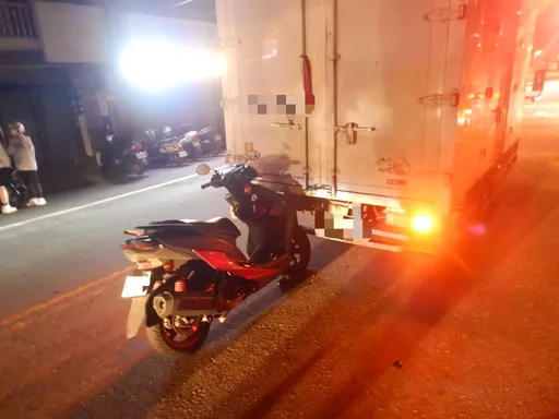 少年無照騎機車　疑精神不濟追撞前方小貨車