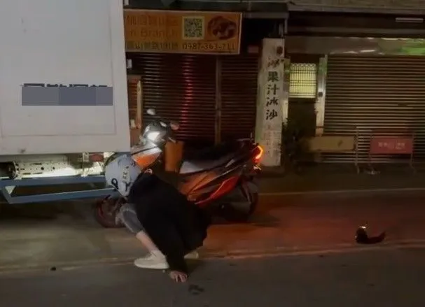 少年人車倒地受傷。翻攝社會事新聞影音