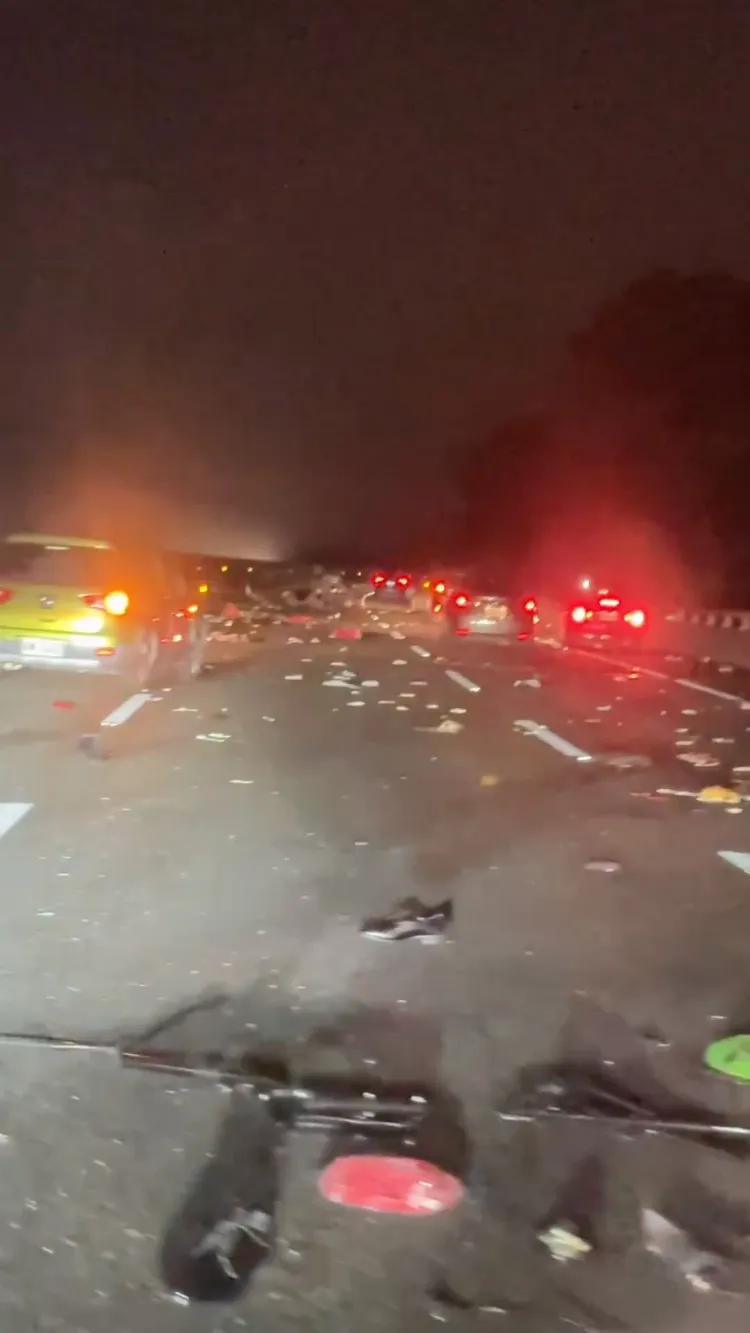 事故現場散落車子零件及車內的物品。翻攝Threads