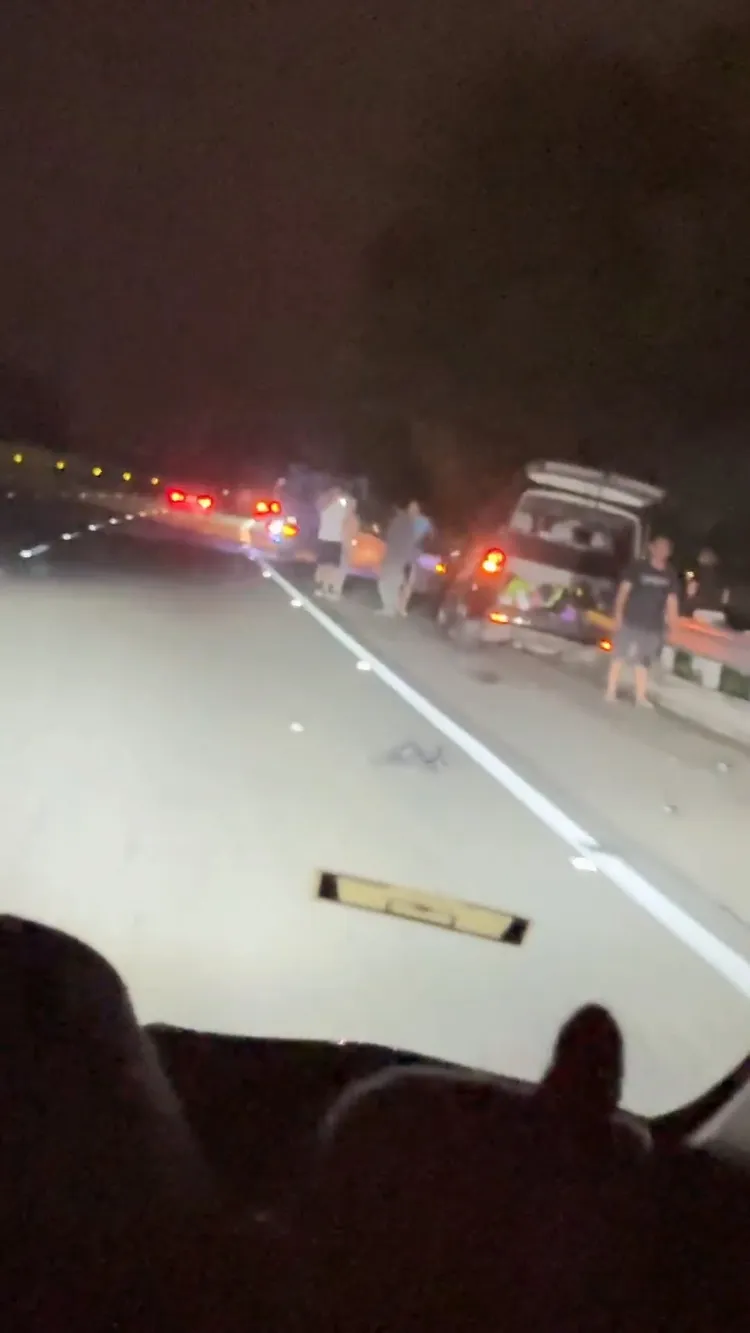 廂型車衝撞外側護欄。翻攝Threads