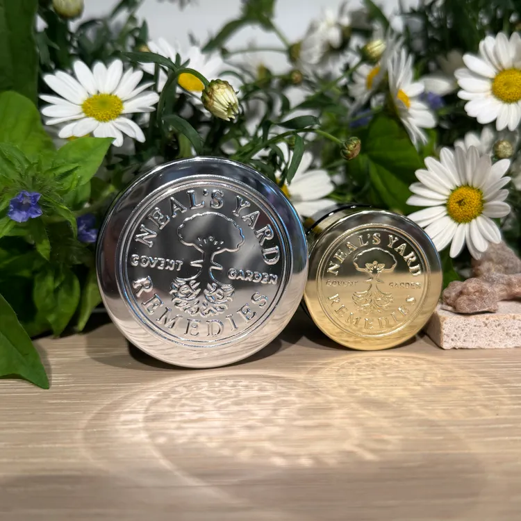 系列分為銀蓋的乳香緊緻系列，和金蓋的乳香乳香黃金拉提系列。張家玲攝