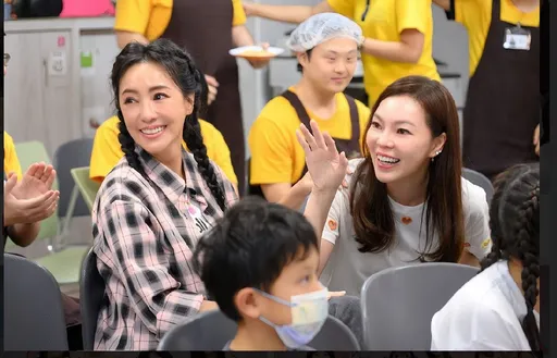 曾馨瑩與關穎陪伴喜憨兒做餅乾!共同支持百萬元 認購近850位學童整年度愛心餐盒