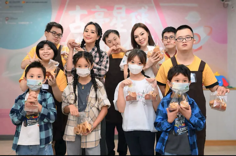 曾馨瑩（右三）、關穎（左二）與小孩一起參與「送愛到部落，長期餐盒募集計畫」。永齡基金會提供