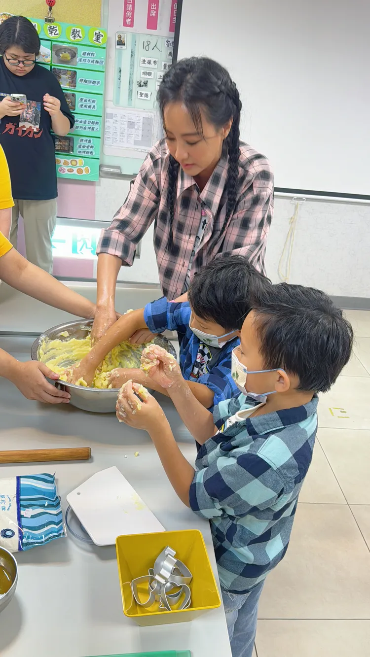 關穎（左一）與小孩陪伴喜憨兒一起製作手作餅乾。永齡基金會提供