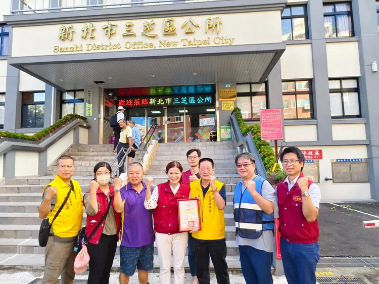 五路財神廟捐贈10萬元，由區長頒發感謝狀。公所提供