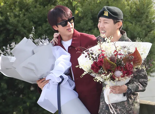 JIN（左）獻花迎接J-HOPE退伍。翻攝Kstarnews