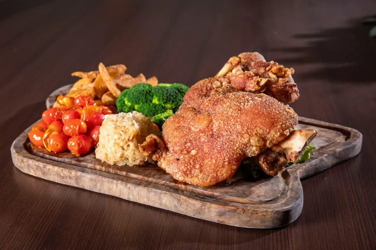 年末親友團聚不可錯過「冠軍豬腳聯合美饌券」每張1188元。業者提供