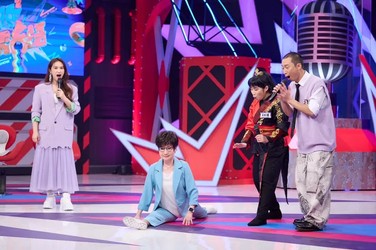 「人間國寶」小咪老師 加碼劈腿秀身手。公視台語台提供