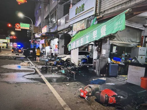 有片|怎麼撞的!過彎失控撞民宅掃9車殃5民宅 60萬全新重機慘成廢鐵