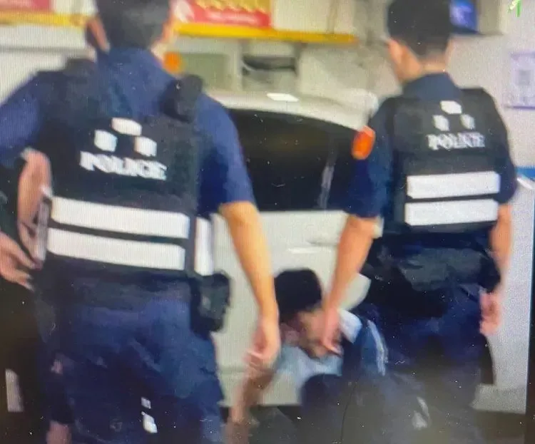 少年無照開BMW撞上停車場樑柱被逮。翻攝Threads