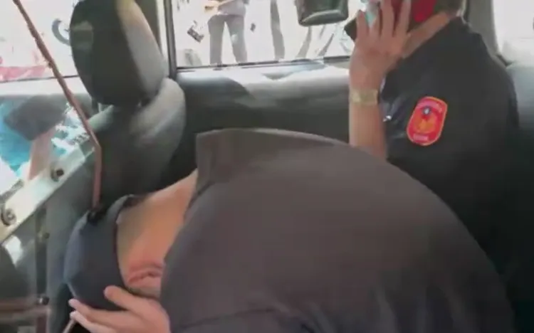 曾姓少年被移送時在車上把頭壓低不敢見人，士林地院少年法庭法官審理後裁定他收容。翻攝畫面