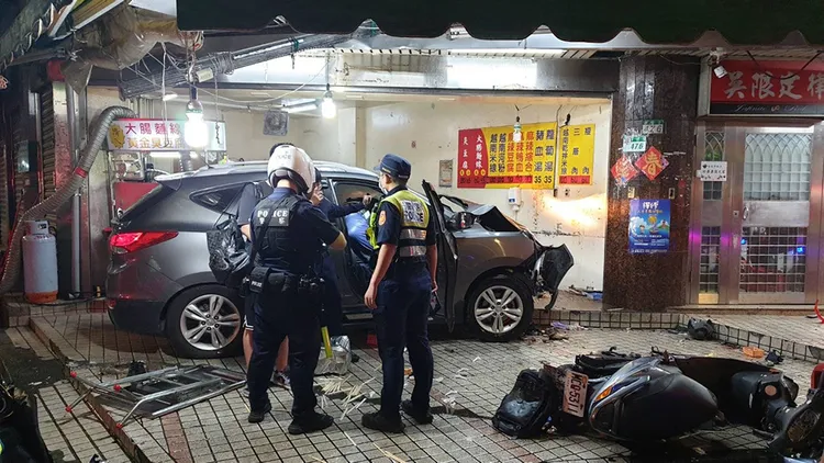 15歲少年偷開車蛇行衝撞小吃店造成3死2傷。消防局提供