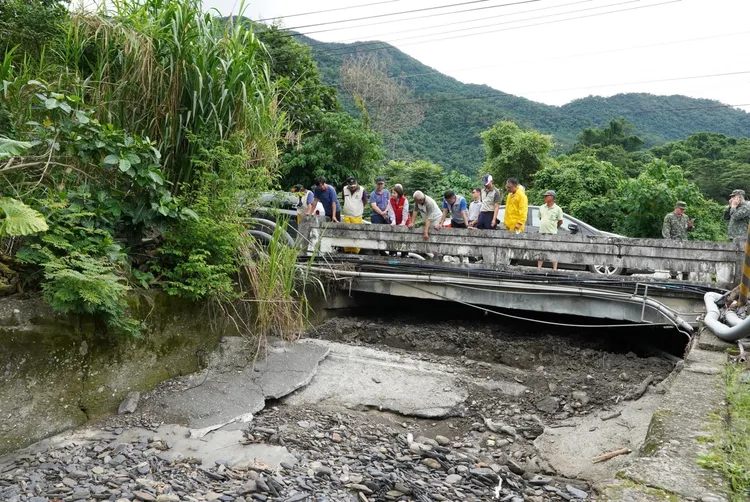 周縣長前往高樹鄉視察防颱準備情形。縣府提供