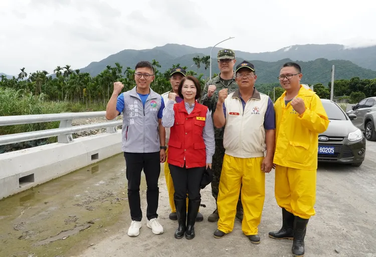 周縣長請第一線同仁執勤時務必小心。縣府提供