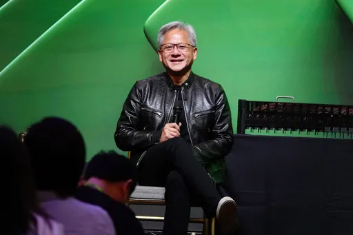 富爸爸快來!黃仁勳身價3.5兆元超越英特爾市值 網友鼓譟快收購