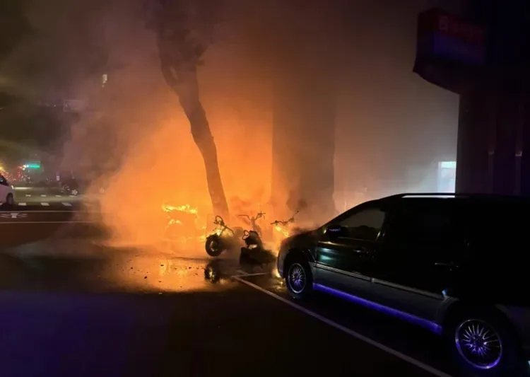 有民眾目擊疑似電動機車自燃才引發火勢。翻攝照片