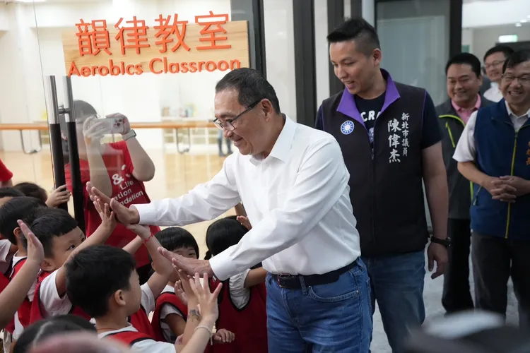 市長侯友宜於公共化幼兒園與學童互動。幼兒園開設10班，並包含2班2歲專班，可收托約270名學童。民政局提供