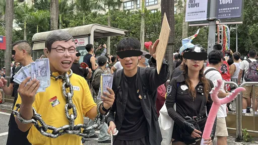 同志遊行出現「柯文哲」比萬聖節還強 網笑:北檢讓阿北出來玩