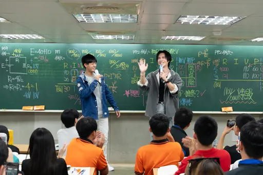 陳勢安化身「陳老師」突襲補習班快閃 學生分享社群串流笑納500萬點擊率
