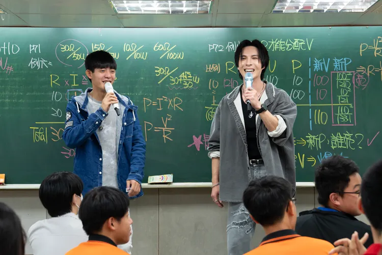 陳勢安（右）化身「陳老師」快閃補習班，受到學生熱烈歡迎。圖／索尼音樂提供