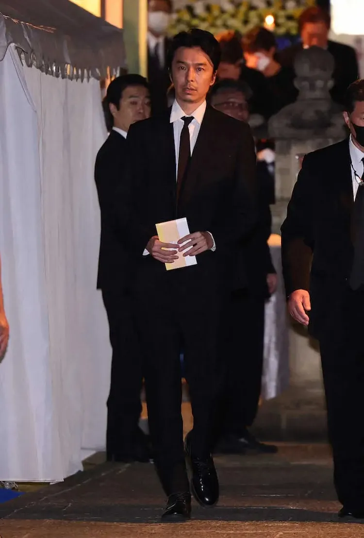 長谷川博己參加守靈致哀。翻攝《體育日本》