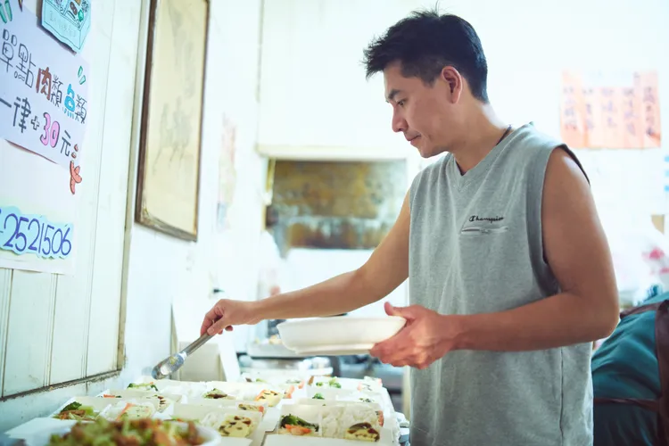 王傳一成劇組便當長，幫大家打菜包便當還外送。大愛電視提供