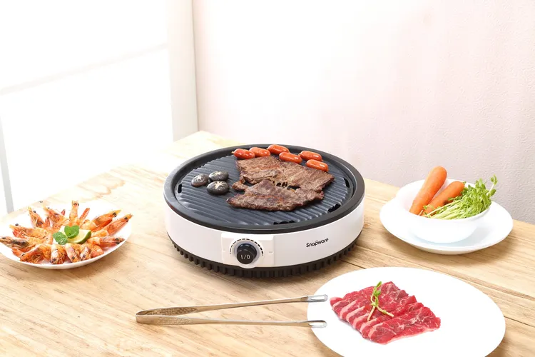 康寧餐具於週年慶期間，「Double驚喜好禮」滿額加贈內容更是誘人，滿兩萬送火烤兩用電陶爐。業者提供