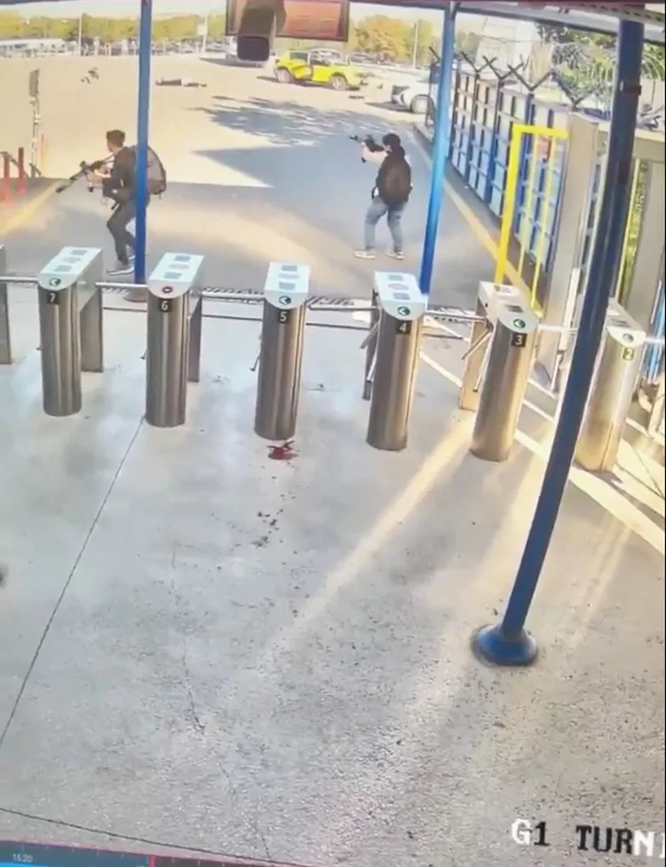 歹徒從停車場下車後準備闖進大樓。路透