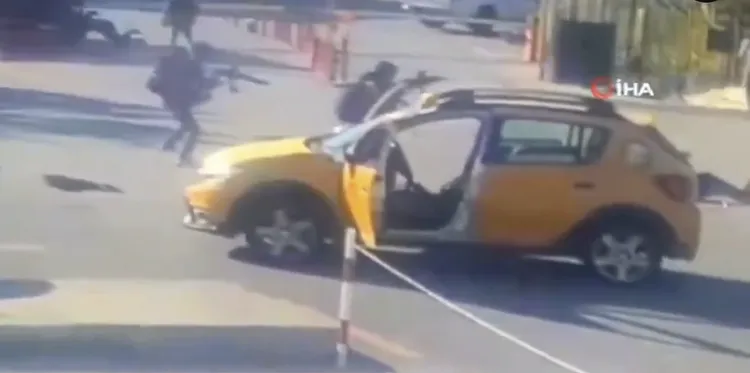 歹徒從計程車下車後朝民眾開槍。翻攝自X @SAexploring