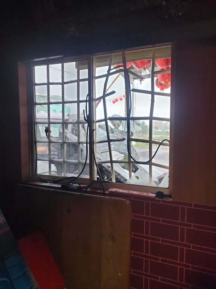連窗戶都被颱風重挫破壞。民眾提供