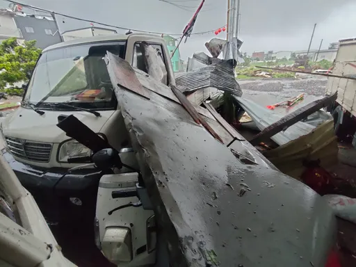 窗破、翻車、屋頂掀!康芮颱風強襲花蓮 民眾損失嚴重