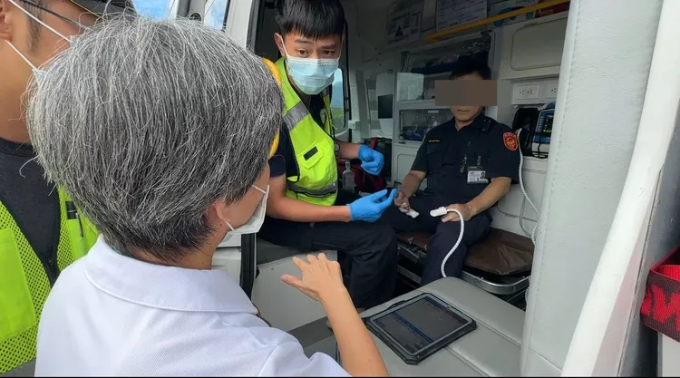 受傷航警送醫。民眾提供